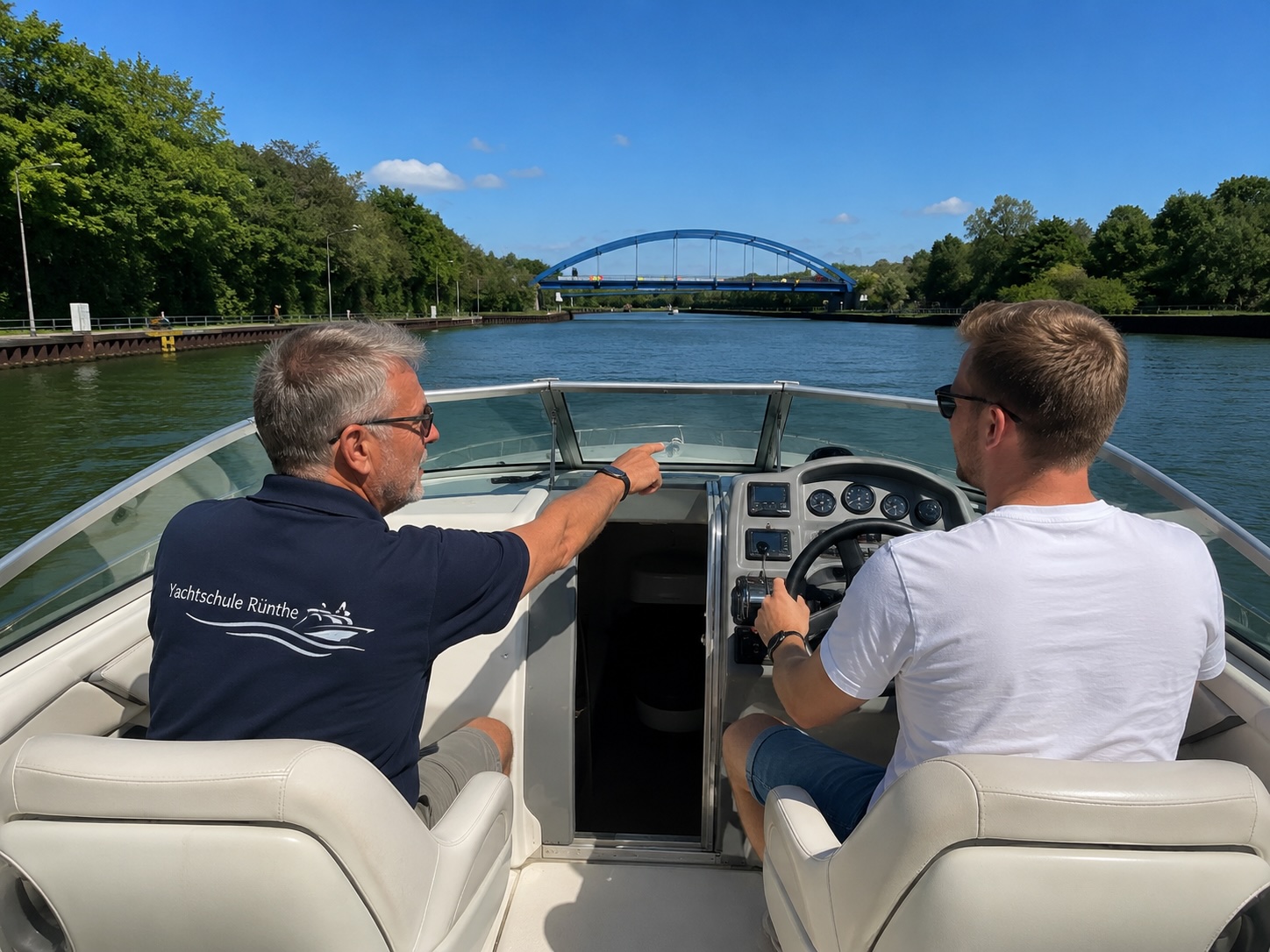 Praktische Ausbildung auf dem Datteln-Hamm-Kanal – Instructor und Schüler am Steuer