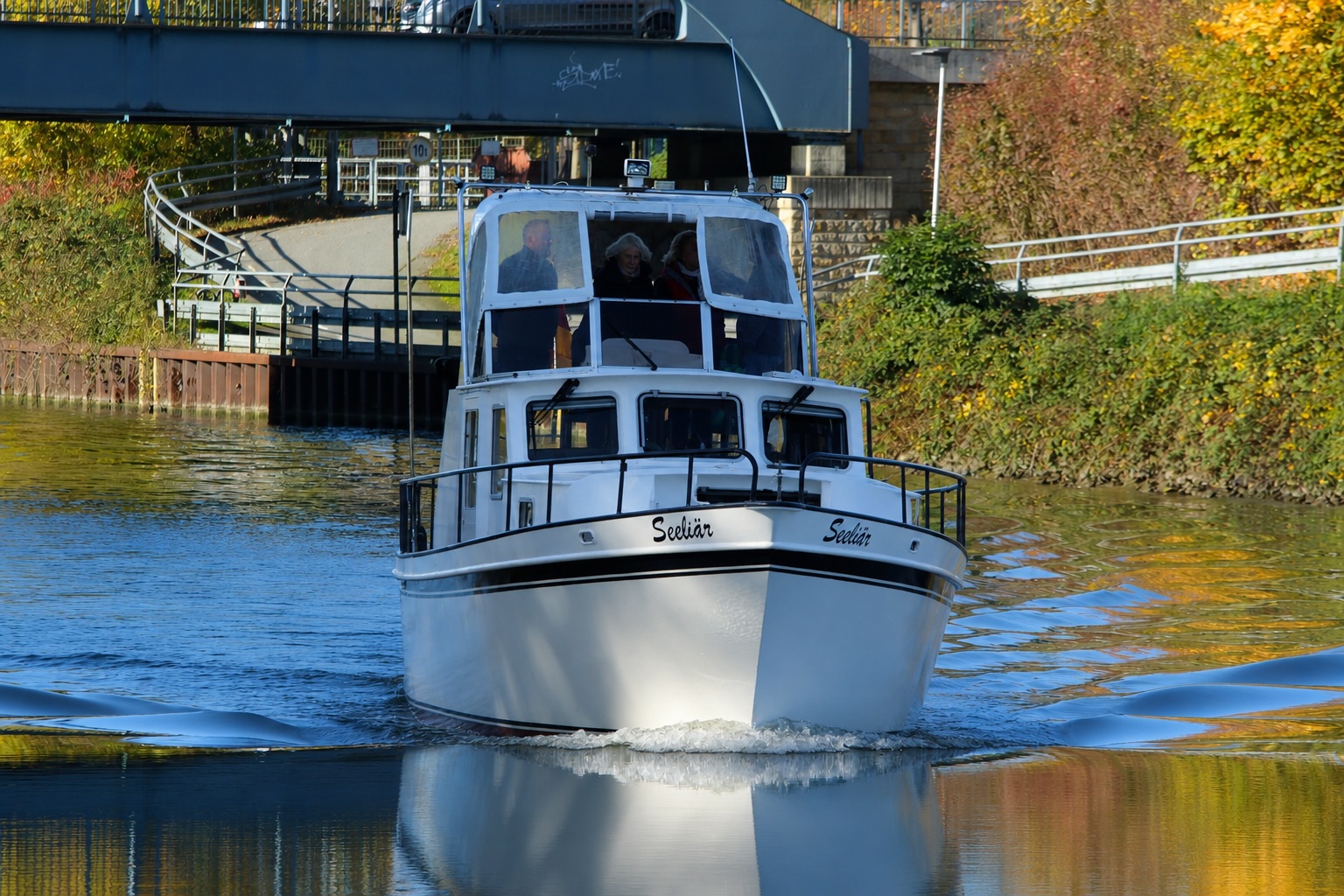 Schulungsboot der Yachtschule Rünthe unter der Kanalbrücke
